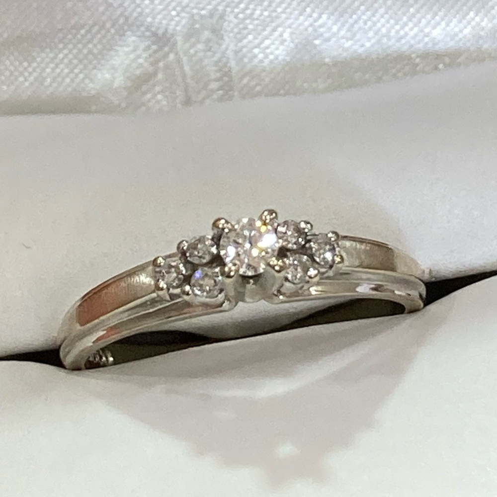14k Elegant white gold  Diamond Ring - Picture 8 of 11